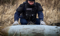O bombă rusească FAB-500 neexplodată a fost neutralizată în Harkov. Imagini cu una dintre cele mai periculoase meserii din lume - VIDEO
