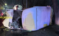 Accident grav în capitală. Doi tineri - transportați de urgență la spital, după ce microbuzul în care se aflau s-a lovit violent de un stâlp. Imagini de la locul impactului - VIDEO
