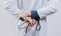 „Cum crezi, ce e acolo? Eu știu? Dă-i vreo 50 de euro.” CNA a publicat interceptările audio din cazul celor doi șefi de secție de la spitalul din Florești, învinuiți de corupție - VIDEO