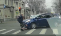 La un pas de tragedie: O femeie - cât pe ce să fie lovită de un taxi pe o trecere de pietoni din capitală - VIDEO