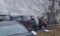 Incident periculos în curtea unui bloc de locuit din capitală. O mașină, făcută scrum, după ce a fost cuprinsă de flăcări. Imagini de la locul incendiului - VIDEO 