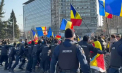  Protest în Piața Victoriei din București, în timp ce Iohannis anunța că demisionează. Protestatarii s-au încăierat cu jandarmii - VIDEO