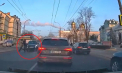 Doi copii - la un pas de a fi loviți de o mașină chiar pe trecerea de pietoni, în capitală. Momentul, filmat cu o cameră de bord - VIDEO