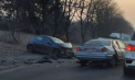 Un șofer din capitală - transportat la spital, după ce s-a lovit cu un alt automobil: Mașina sa a ajuns pe acostament. Imagini surprinse de martori - FOTO