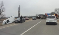 Accident la Edineț. Un microbuz a ajuns într-un șanț, după ce s-a ciocnit violent cu un camion. Imagini de la locul impactului - VIDEO