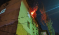 Un apartament din capitală, cuprins de flăcări. Pompierii au evacuat 15 persoane, printre care și patru copii din clădire. Care este cauza preliminară a incendiului - FOTO 