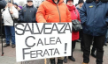 Sute de angajați de la Calea Ferată au protestat în fața guvernului și parlamentului. Cu pancarde în mâini, oamenii ne-au spus că sunt disperați și cer să le fie achitate salariile - VIDEO