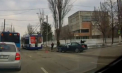 Un automobil s-a lovit cu un troleibuz pe o stradă din capitală. RTEC anunță că nimeni nu a fost rănit în urma impactului - VIDEO
