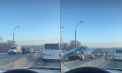 Accident în capitală: Un taxi a ajuns pe parapet, după ce s-a lovit cu un alt automobil. Imagini de la locul impactului - VIDEO
