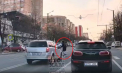 O femeie și un copil au fost la un pas de a fi loviți pe o trecere de pietoni din capitală. Momentul incidentului, filmat de o cameră de bord - VIDEO