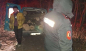 Două persoane - prinse în timp ce transportau lemne cu un microbuz, fără acte de proveniență, la Bălți. Detaliile IGC - FOTO