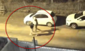 Doi tineri au furat o mașină, după care au lăsat-o, însă au reușit să ia cu ei mai multe bunuri din automobil. Momentul, surprins de o cameră de supraveghere - VIDEO