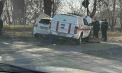 Accident în capitală. O mașină a MAI s-a lovit lateral cu un alt automobil, după care ambele au ajuns într-un panou informativ. Poliția se află la locul accidentului - FOTO
