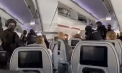 Pasagerul unui avion care a decolat din Moldova - reținut pe aeroportul din Larnaca, Cipru. Momentul când o echipă de mascați intră în aeronavă - VIDEO