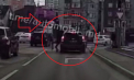 Incident bizar pe o stradă din capitală: Un bărbat a ieșit pe fereastra unui taxi, în timp ce acesta circula. Momentul - surprins de trecători - VIDEO