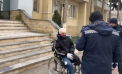 Mințea trecătorii pentru ca să îi dea bani. Cum un bărbat din capitală își ascundea un picior pentru a se da drept persoană cu dizabilitate - VIDEO