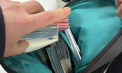 S-au întors din Cehia cu peste 69 de mii de euro, însă nu i-au declarat la vamă. Trei moldoveni - cercetați penal. Cum s-a întâmplat totul - VIDEO
