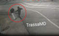 Act de vandalism în capitală: Un tânăr a răsturnat o urnă publică. Imaginile - surpirnse de o cameră de supraveghere - VIDEO
