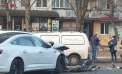 Accident violent la o intersecție din capitală: Doi șoferi s-au ales cu mașinile grav avariate. Imagini de la locul impactului - VIDEO