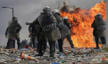 Violențe extreme la protestele din Grecia: Protestatarii au aruncat cu pietre și cocktailuri Molotov, iar forțele de ordine au răspuns cu gaze lacrimogene. Manifestanți pașnici s-au baricadat în Parlament - VIDEO