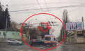 Accident violent la o intersecție din capitală: Momentul în care o mașină lovește o ambulanță cu girofarul conectat - VIDEO