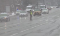 Primele zile de primăvară au venit cu fulgi și polei, iar străzile au fost acoperite de zăpadă. De mâine însă vremea se încălzește ușor - VIDEO