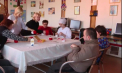 Primăvara vine cu fapte bune. Un grup de bătrâni de la centrul de plasament din Lăpușna confecționează mărțișoare, pe care le vând și astfel își asigură o masă caldă - VIDEO