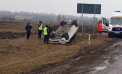 Accident la Căușeni. O șoferiță s-a răsturnat cu mașina pe marginea drumului, după ce a pierdut controlul volanului - VIDEO