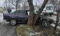 Accident în stânga Nistrului. O persoană a ajuns la spital, iar alta a fost rănită, după ce mașina în care se aflau s-a izbit de un copac - FOTO
