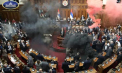 Scandal și haos în Parlamentul din Serbia. Fumigene aprinse și sticle aruncate în sala de plen - VIDEO