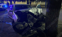 Accident în stânga Nistrului: Două persoane au fost rănite, iar una a ajuns la spital, după ce mașina în care se aflau s-a lovit de un copac - FOTO