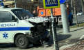 Grav accident în capitală. O ambulanță s-a lovit violent cu un automobil. Martor: „Din ambulanță a căzut o persoană, se află jos.” Imagini de la locul impactului - FOTO/VIDEO