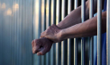 Un bărbat, dat în căutare internațională - condamnat la 20 de ani de închisoare și amendă de 300 de mii de lei pentru coruperea unui polițist și omor. Detaliile PG