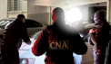 Un polițist din capitală, reținut de CNA și procurori cu o mită de 1000 de euro, în urma unui denunț. Pentru ce ar fi cerut banii - VIDEO