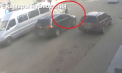 Accident în stânga Nistrului: Un copil fost lovit de o mașină, în timp ce traversa strada neregulamentar. Momentul impactului, surprins de o cameră de supraveghere - VIDEO