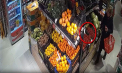 O femeie din capitală - căutată de poliție, după ce a furat un portofel. Ofițerii cer ajutorul oamenilor pentru identificarea acesteia - VIDEO