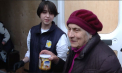 Un prânz cald, fructe, dulciuri și un zâmbet blând. Sute de bătrâni din capitală, au primit mâncare caldă, oferită de Misiunea Socială Diaconia - VIDEO