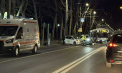 O motocicletă s-a lovit cu un automobil pe o stradă din capitală. Poliția și ambulanța au intervenit - VIDEO