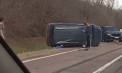 O mașină s-a răsturnat, iar cealată a fost grav avariată, după ce s-au lovit violent pe traseul Chișinău-Dubăsari. Imagini de la locul impactului - VIDEO