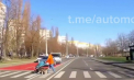 La un pas de tragedie. Momentul în care un microbuz lovește un automobil, după ce mașina a oprit la trecerea de pietoni pentru a acorda prioriate unei femei cu cărucior - VIDEO