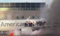 Pasageri evacuaţi pe aripa unui avion American Airlines după ce motorul a luat foc – VIDEO