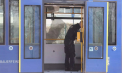 O femeie a fost incendiată într-un tramvai, în Germania. Șoferul tramvaiului s-a oprit şi a salvat-o. Atacatorul ar fi chiar soţul acesteia - FOTO