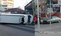 Accident grav la o intersecție din capitală: Un microbuz s-a răstrurnat, după ce s-a lovit violent cu un automobil. Imagini de la locul impactului - FOTO/VIDEO