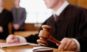 A încercat să ajute un client de al său, iar acum împreună cu complicile a ajuns pe banca acuzaților. Un judecător și un avocat, învinuiți de trafic de influență 