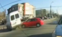 Un microbuz și un automobil au fost avariate, după ce s-au lovit pe o stradă din capitală. Momentul impactului - surprins de camera de bord a unei mașini - VIDEO