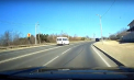 La un pas de accident: Un microbuz cu pasageri a intrat pe contrasens și era cât pe ce de a lovi parapetul. Momentul - filmat de o cameră de bord - VIDEO
