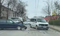Accident la Bălți. Un automobil s-a lovit violent cu un microbuz. Imagini de la locul impactului - VIDEO