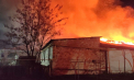 Peste 50 de de salvatori și pompieri au intervenit, după ce un depozit de materiale de construcție a luat foc, la Edineț. Precizările IGSU - FOTO