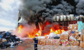 „Totul s-a început la ora 7, a început de la mijlocul depozitului.” Ce spun martorii incendiului puternic de la depozitul din Bălți. Noi imagini de la fața locului - VIDEO