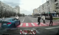 A intrat pe contrasens și mers printre pietoni, momentul însă a fost filmat. Isprava unui șofer din capitală. Cu ce amendă s-a ales - VIDEO